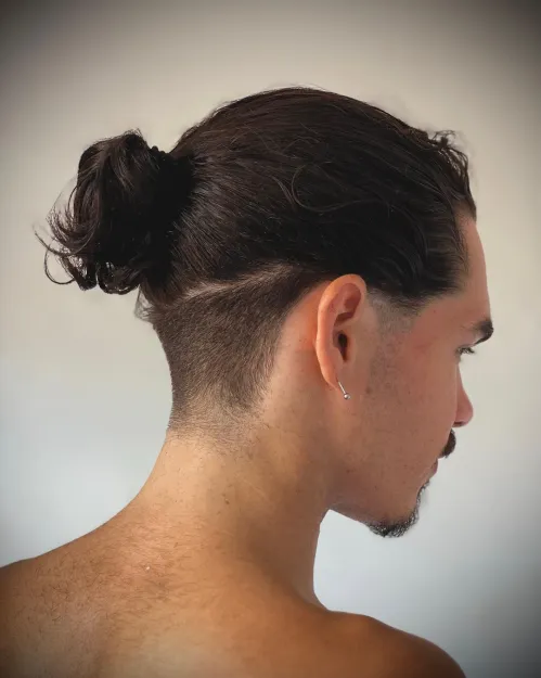 Moderne frizure za moške 43 dolga frizura ponytail z undercutom za moske