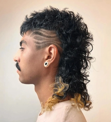 Moderne frizure za moške 37 Dolga moška mullet frizura z valovitim undercut dizajnom ob sencih.