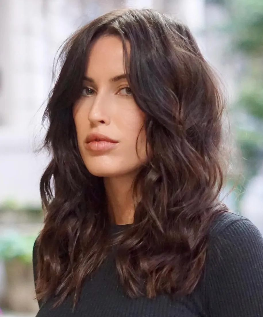 Idealne in zgrešene frizure za pravokotni obraz 10 Dolgi, plasteno postriženi valovi za pravokotni obraz – mehka in elegantna frizura, ki z uravnoteženimi plastmi poudari naravne poteze.