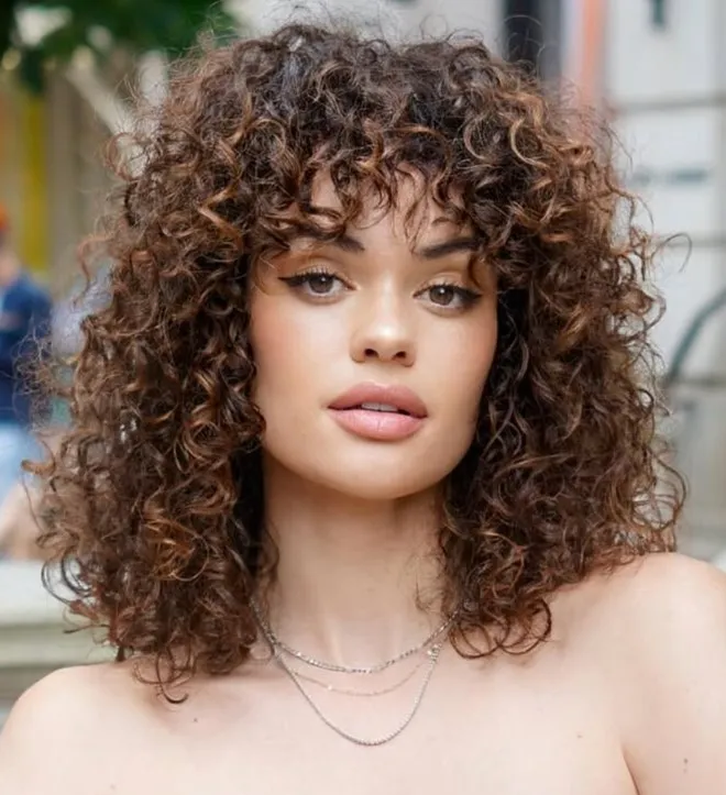 Idealne in zgrešene frizure za pravokotni obraz 6 frizura kodrasta s frufrujem pravokotni obraz