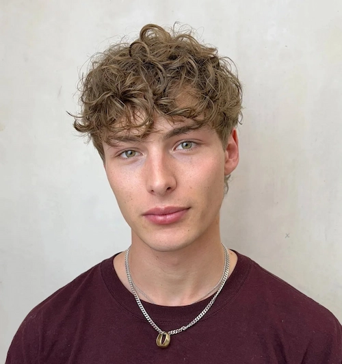 Kratka valovita shag frizura za diamantno obliko obraza.