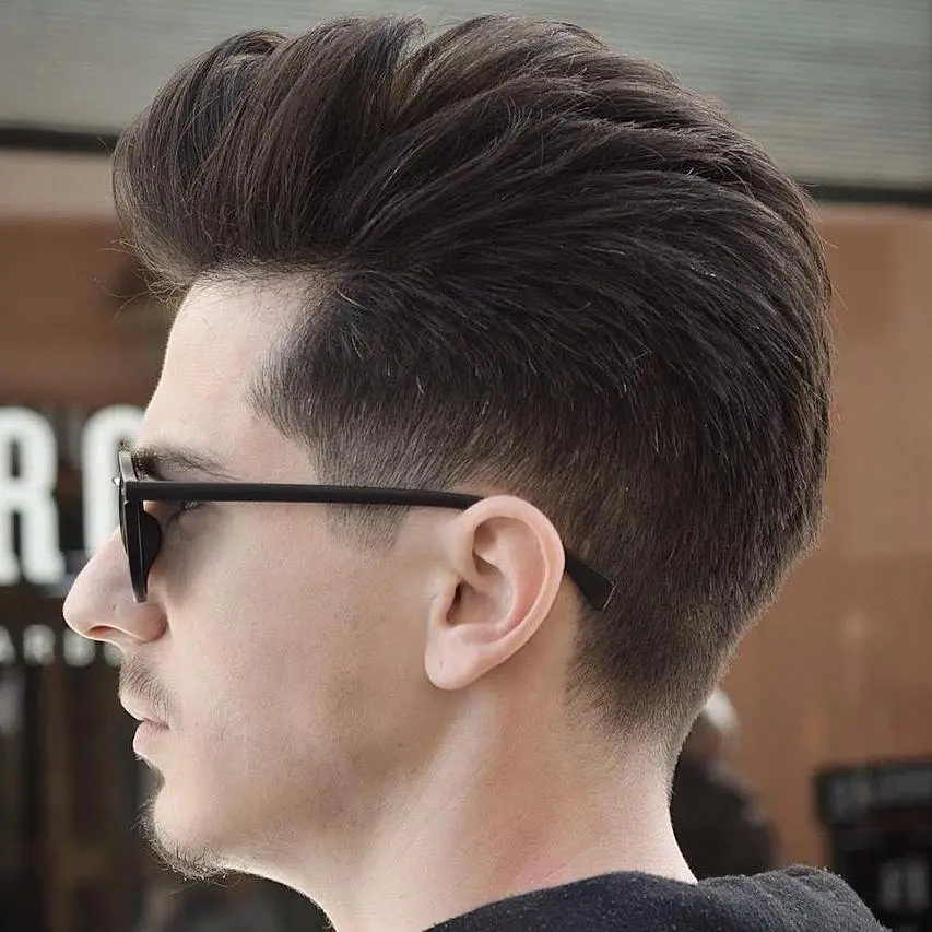Moderne frizure za moške 76 frizura za goste lase pompadour z prehodom