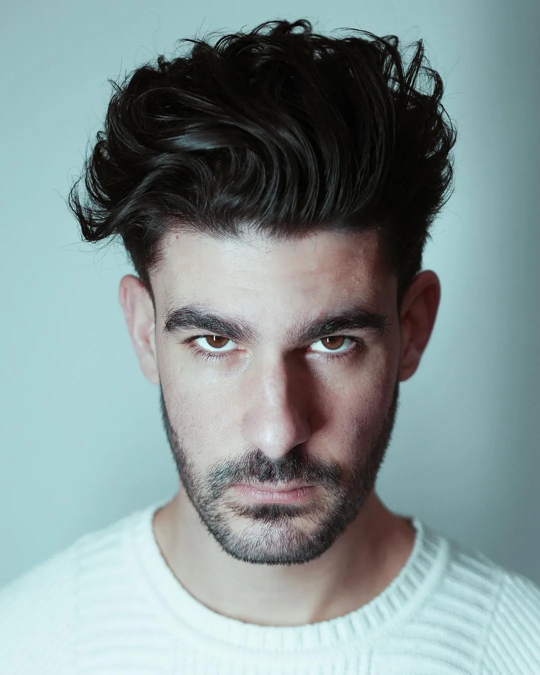 Taper fade frizura z daljšim vrhom za kvadratno obliko obraza.