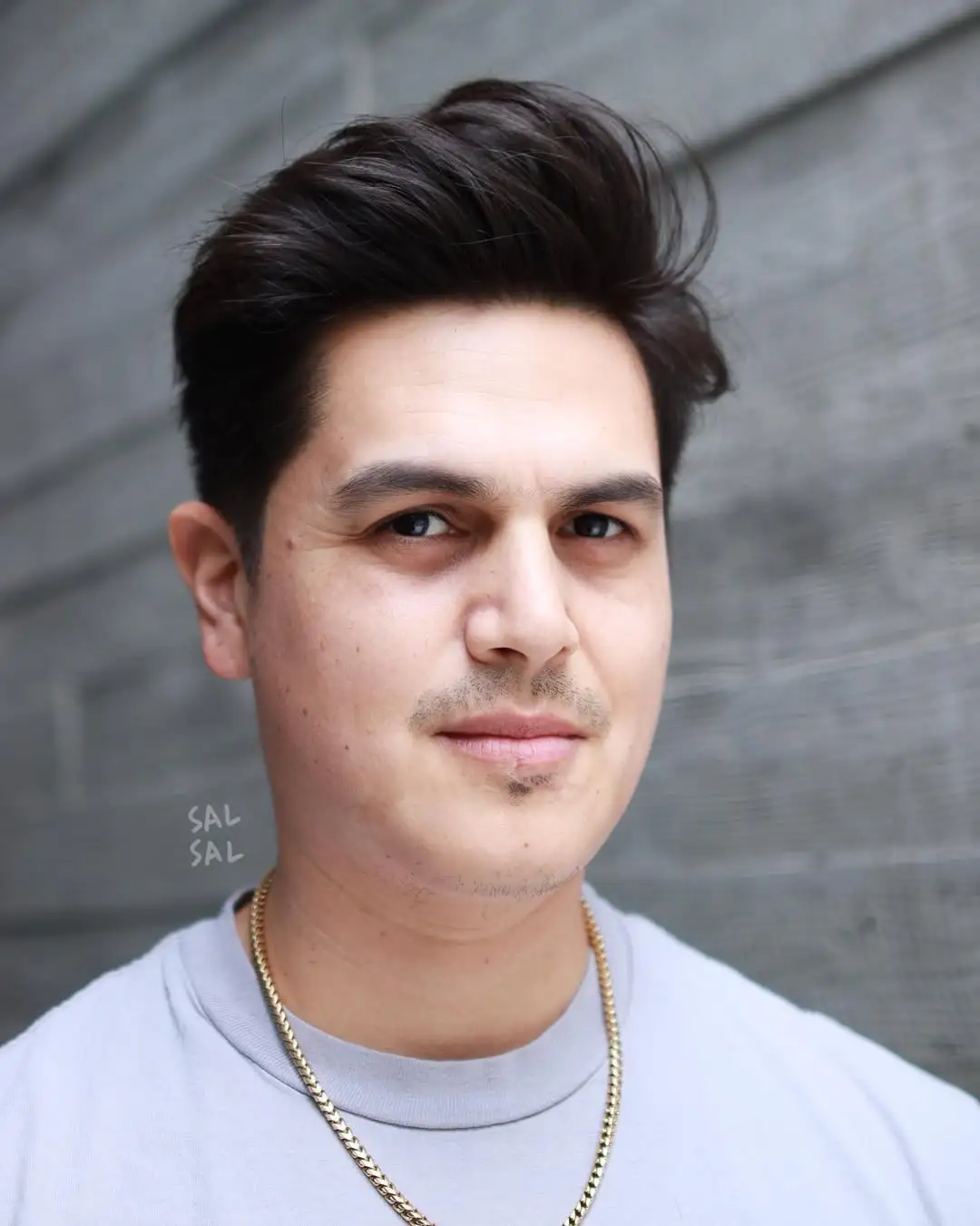 Textured quiff frizura z volumnom na vrhu, primerna za ovalen obraz.