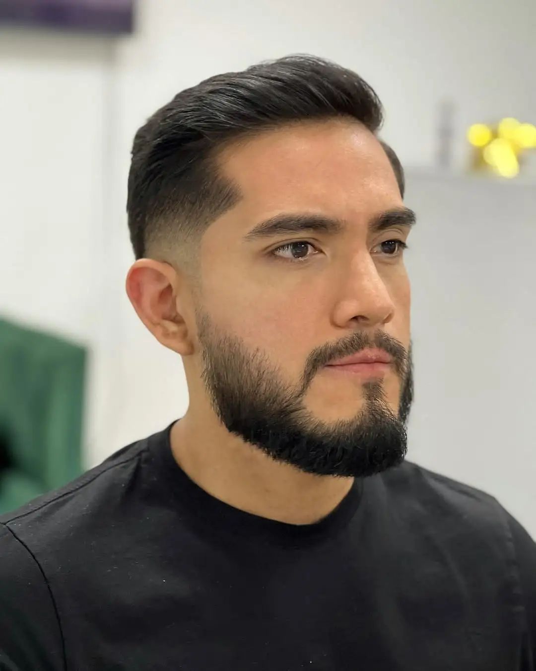 Low fade comb over frizura za podolgovat obraz.