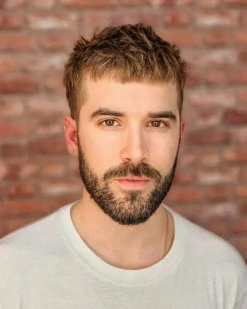 Tapered mullet frizura za moške s podolgovatim obrazom.