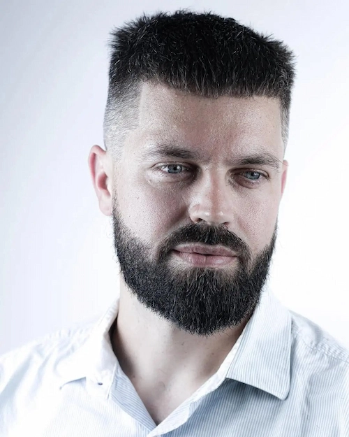 Kratka frizura z daljšim vrhom za pravokotno obliko obraza.