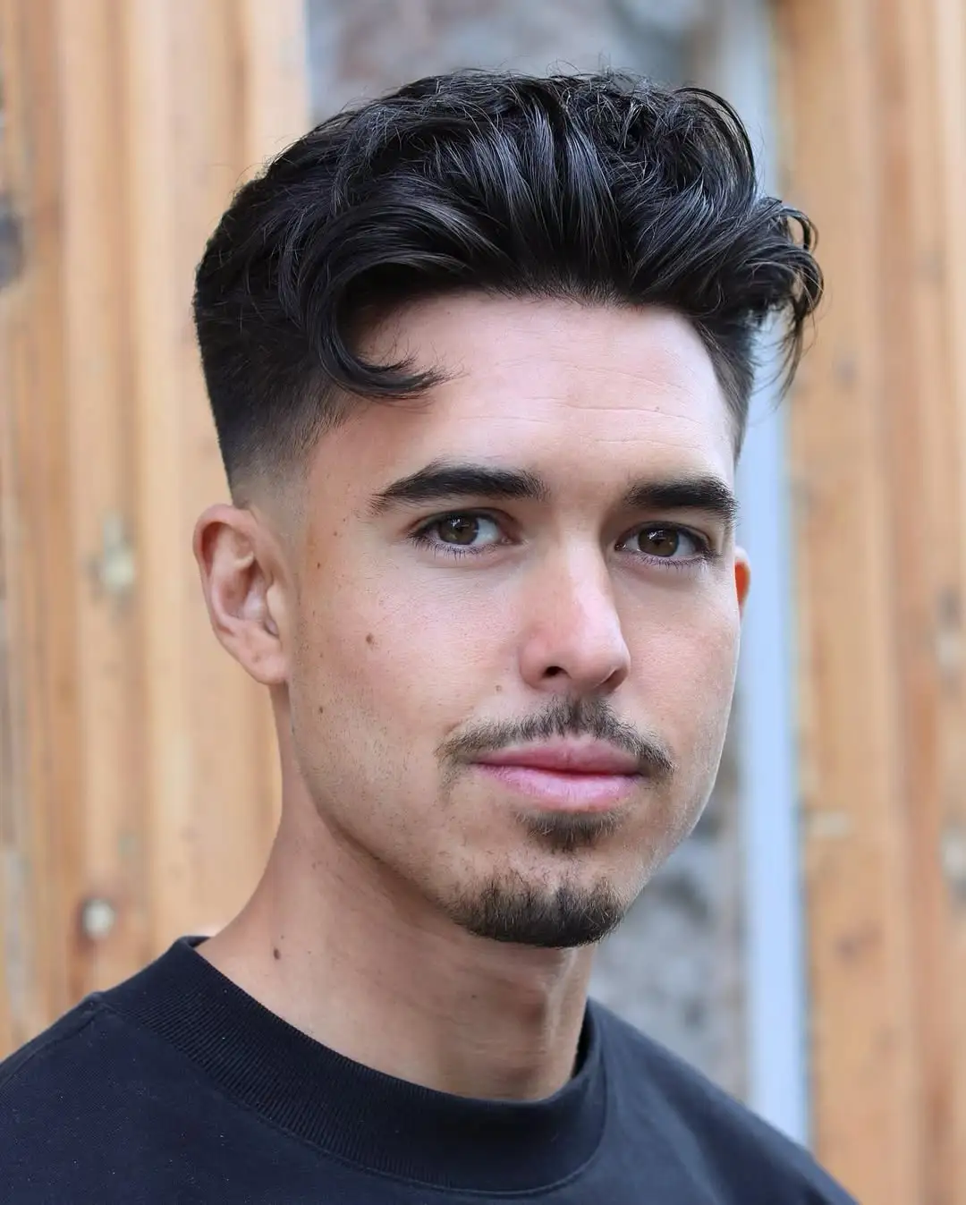 Razmršena quiff frizura z naravno teksturo.