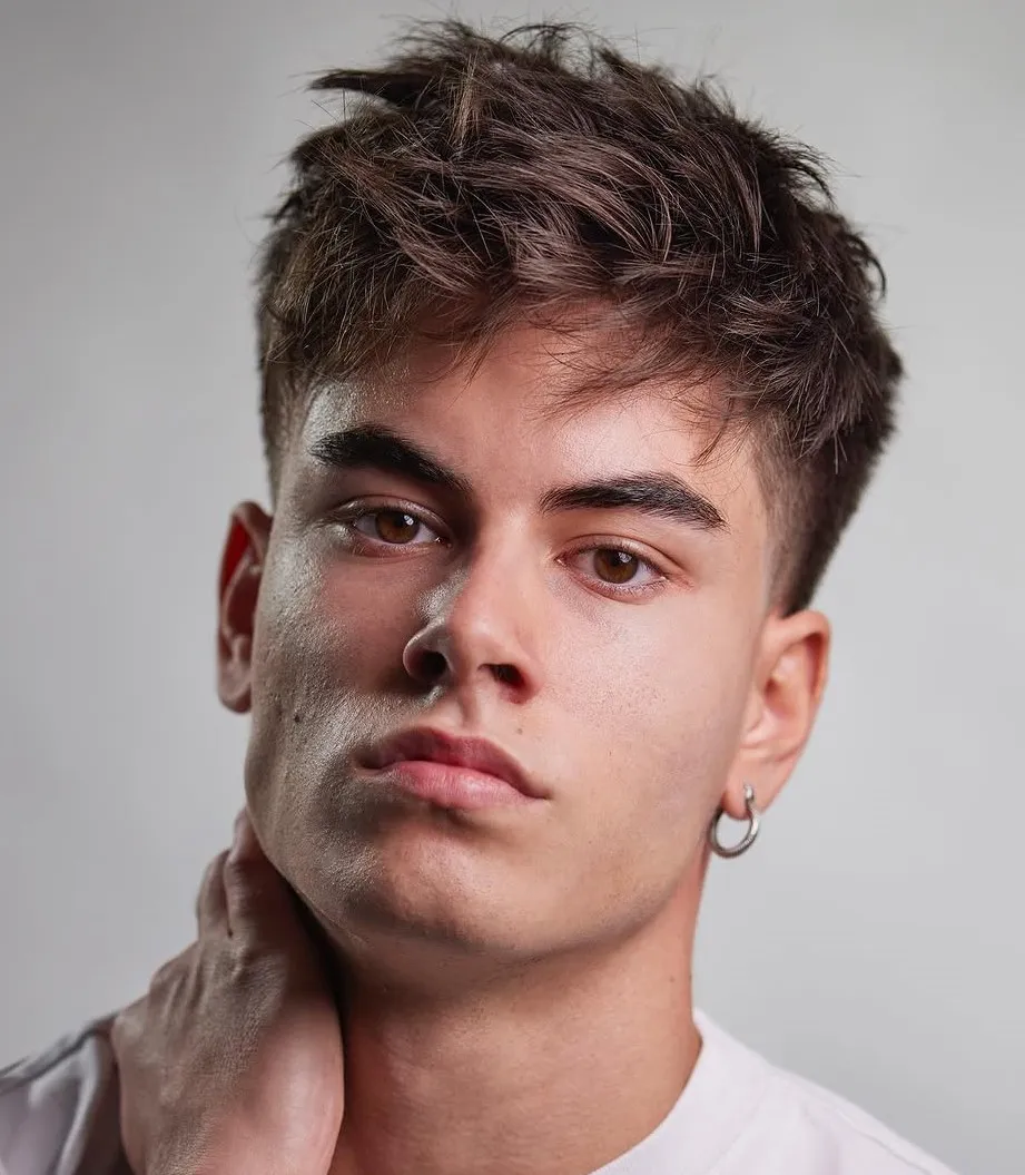 Sodobna frizura s teksturo in mat zaključkom.