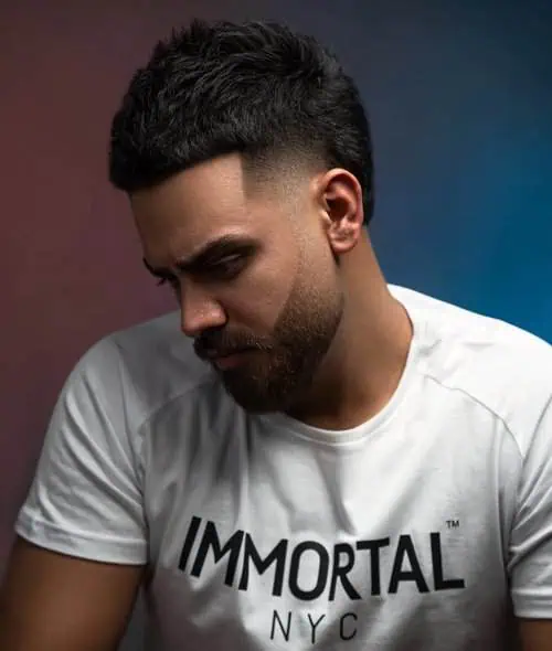 Choppy crop frizura z burst fade prehodom za visoko čelo.