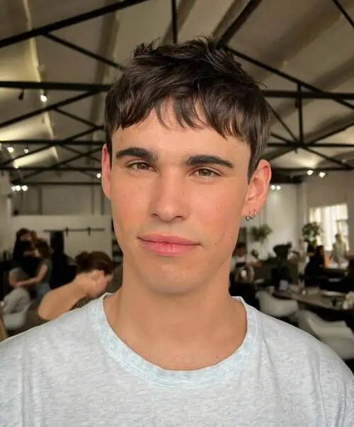 frizura za visoko celo slojasta s frufrujem