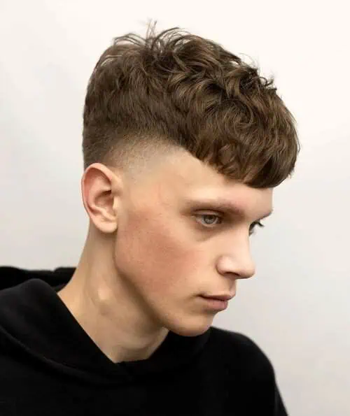 Temple fade frizura za moške z visokim čelom.