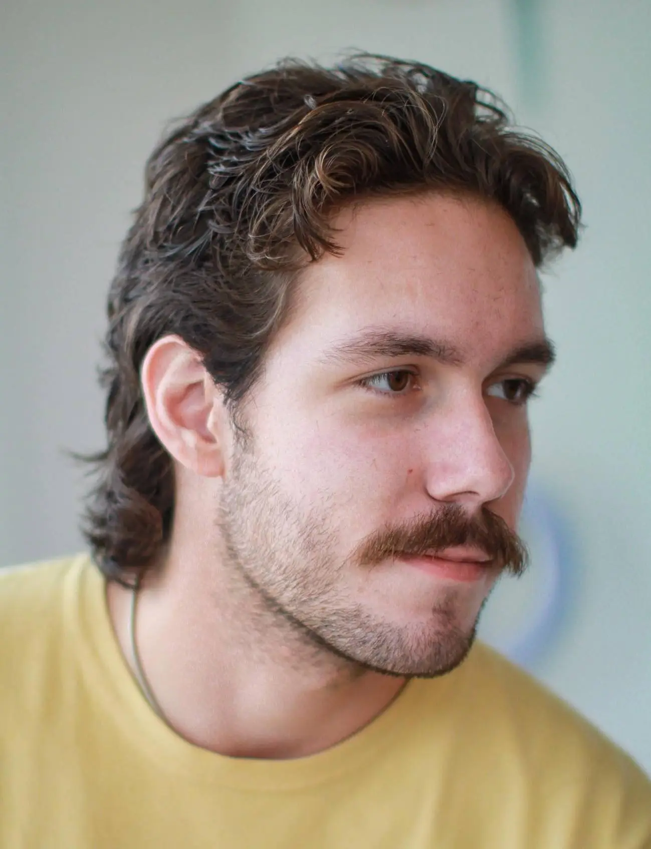 Valoviti mullet za moške z visokim čelom.