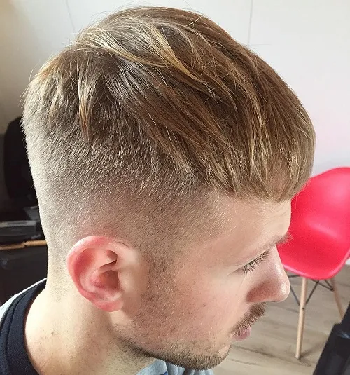 Moderne frizure za moške 52 Moška frizura high fade caesar, primerna za redke lase in sodoben videz.