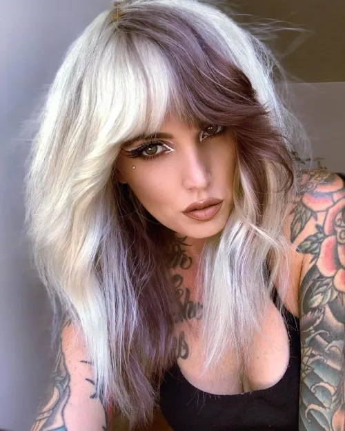 Frizure za punce 38 Dekle s kontrastno barvano E-girl frizuro v shag kroju.