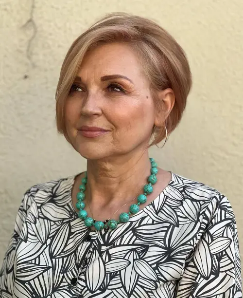 kratek asimetricni bob po 70 letu