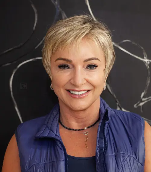 kratka bronde frizura po 50 letu