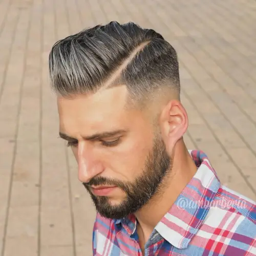 Moderne frizure za moške 4 Kratka moška frizura z izrazitim prečkom (comb over) in natančno linijo prehoda.