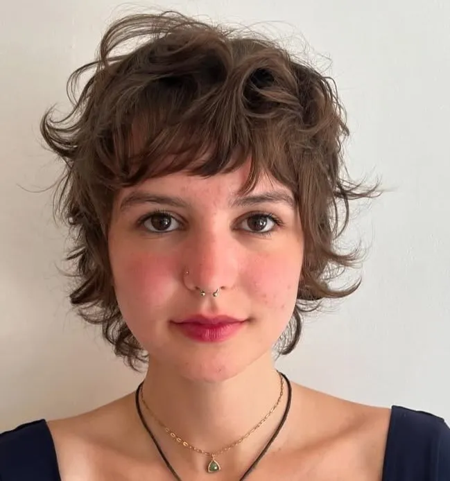 Idealne in zgrešene frizure za pravokotni obraz 2 Pixie mullet frizura za pravokotni obraz – kombinacija kratkih plasti in razmršene teksture, ki mehča poteze.