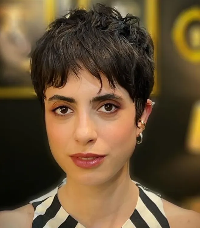 Idealne in zgrešene frizure za pravokotni obraz 3 Razgiban pixie frizura za pravokotni obraz – lahkotna pričeska, ki mehča čeljust in poudari zgornji del obraza.