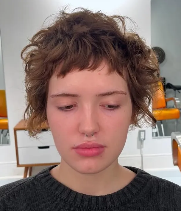 Idealne in zgrešene frizure za pravokotni obraz 4 Razmršen pixie za pravokotni obraz – sodobna kratka frizura s frufrujem, ki mehča poteze in dodaja gibanje.