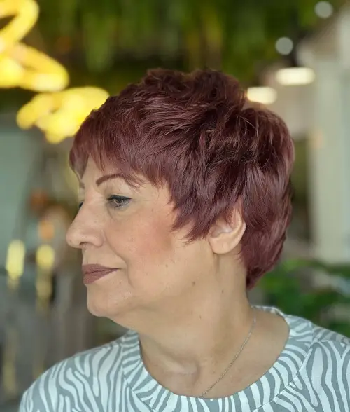 kratka roza priceska z nepravilnimi plastmi