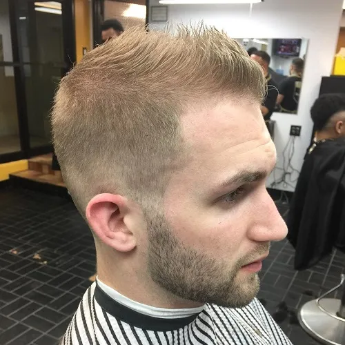Moderne frizure za moške 51 Kratka moška spiky frizura, primerna za redke lase in dodajanje volumna.