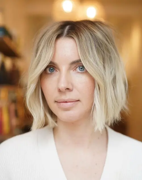 kratki bob z razdelkom na sredini za tanke lase