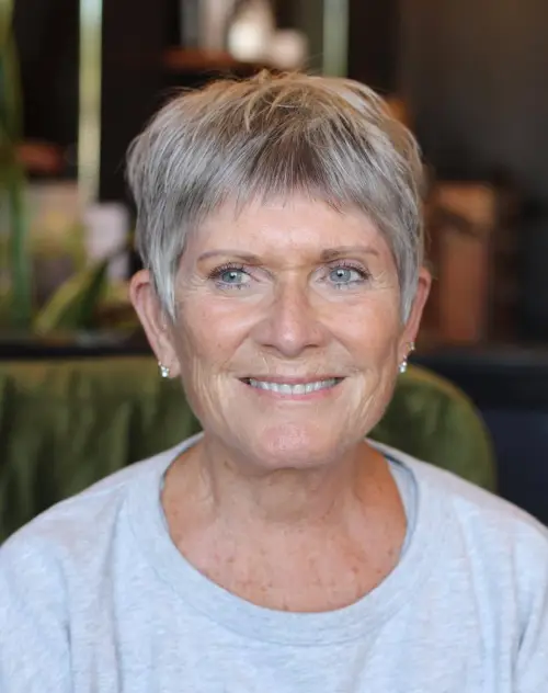 kratki pixie s stranskimi prameni