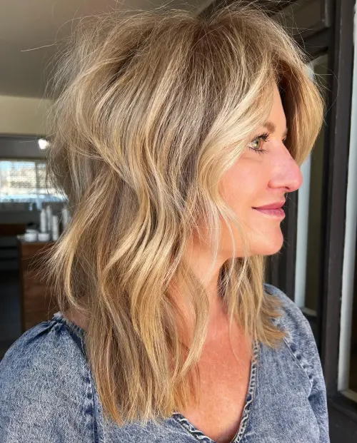 mladostna rjava shag priceska z valovi