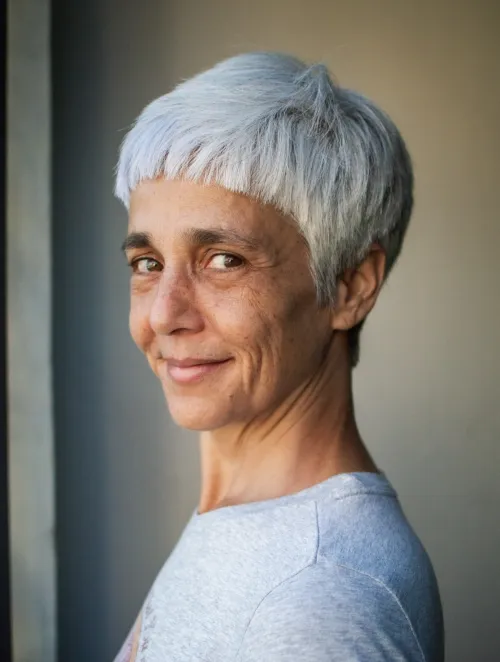 mladostna siva priceska s krajso franjico