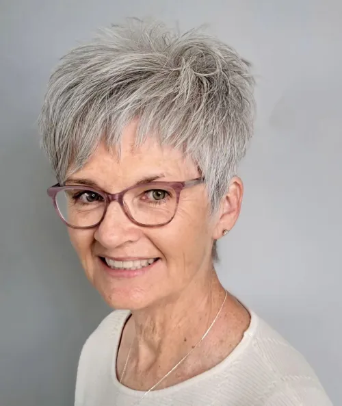 mladostna siva undercut pixie priceska