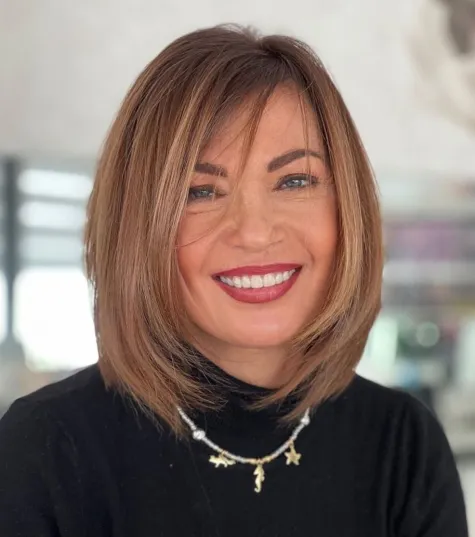 Moderna Rachel pričeska s plastmi do ramen.