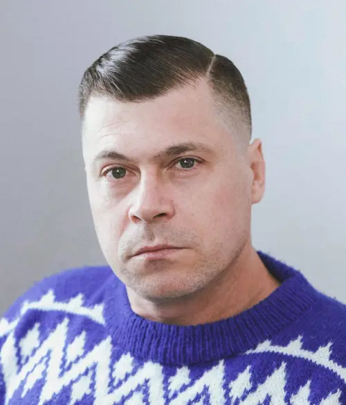 Moderne frizure za moške 5 moska kratka frizura pompadour 16