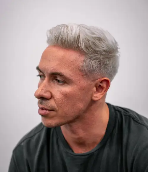 Moderne frizure za moške 8 moska kratka frizura siva quiff 13