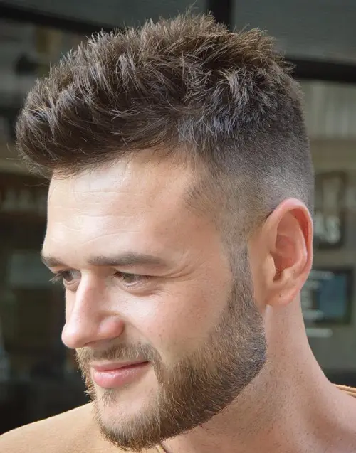 Moderne frizure za moške 17 moska kratka frizura undercut s konicami 4 1