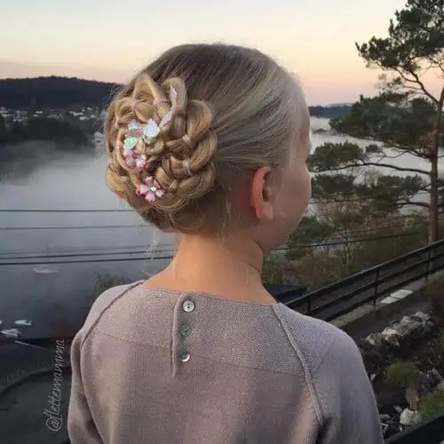 Otroške frizure 35 otroska frizura puncka valoviti lasje