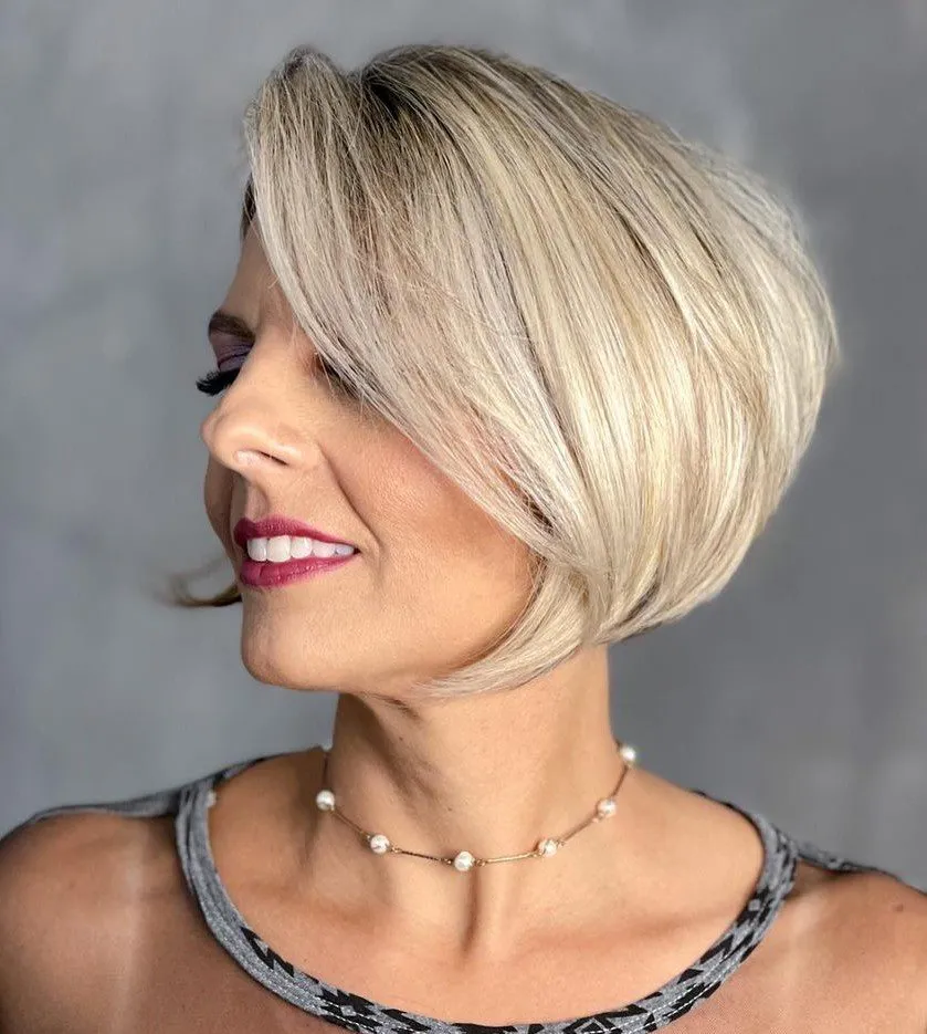 Paž do brade v svetlem odtenku, plasten in zapeljivo zaobljen, popoln za starejše ženske.