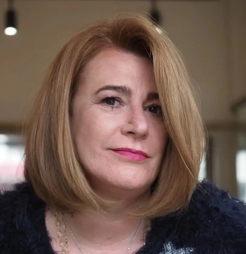 Paž s stranskim prečkom in bogatim volumnom za mehkejše poteze obraza po 60. letu.