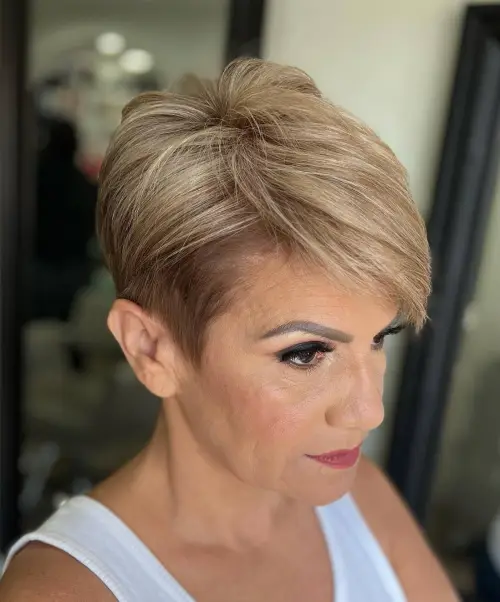 pepelnato blond pixie po 50 letu