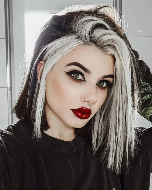 Frizure za punce 36 Črn bob z blond prameni ob obrazu v E-girl stilu.