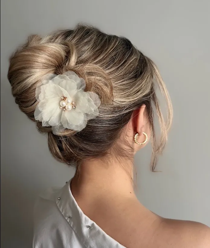 Frizure za punce 66 Elegantna francoska figa s cvetličnim okrasom.