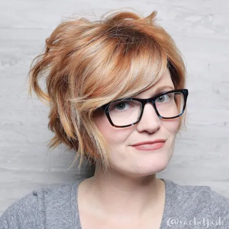 Frizure za punce 34 razmrsena jagodno blond pixie frizura