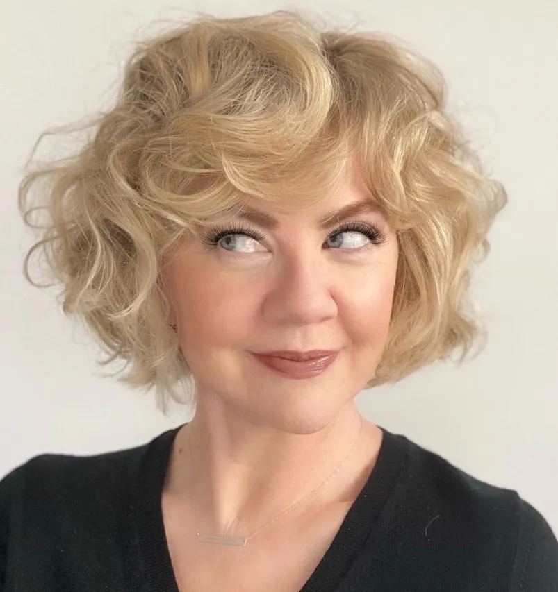 Kodrast francoski paž z igrivo franjico za svež in ženstven videz.