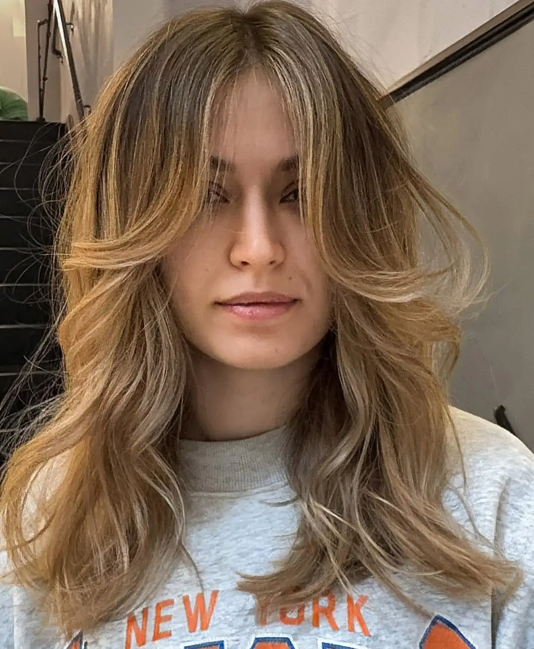 Idealne in zgrešene frizure za pravokotni obraz 9 Srednje dolg rez z dolgim frufrujem za pravokotni obraz – pričeska z valovi, ki mehča poteze in ustvari zračen, ženstven videz.