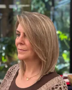 stransko postrizeni lasje z neznimi plastmi