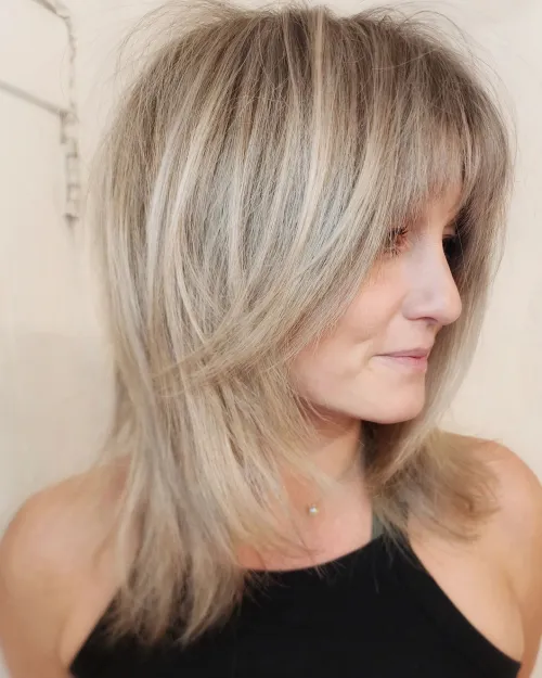 svetla ravnolasa shag priceska z lahkimi prameni