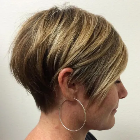 Frizure za punce 29 svetlo rjavo blond pixie bob