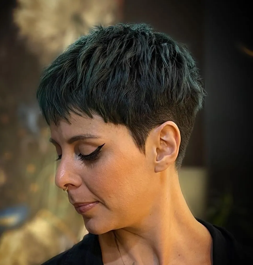 Frizure za punce 35 temno smaragdna pixie frizura