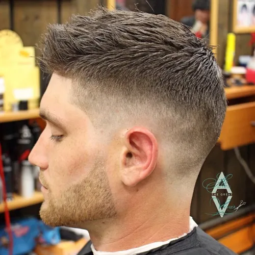 Moderne frizure za moške 2 Texturirana kratka moška frizura z mid fade prehodom.